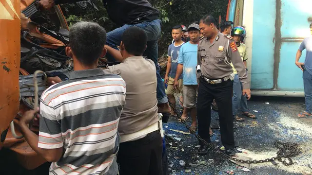 Penampakan horornya kecelakaan bus di Lampung yang tewaskan 8 penumpang