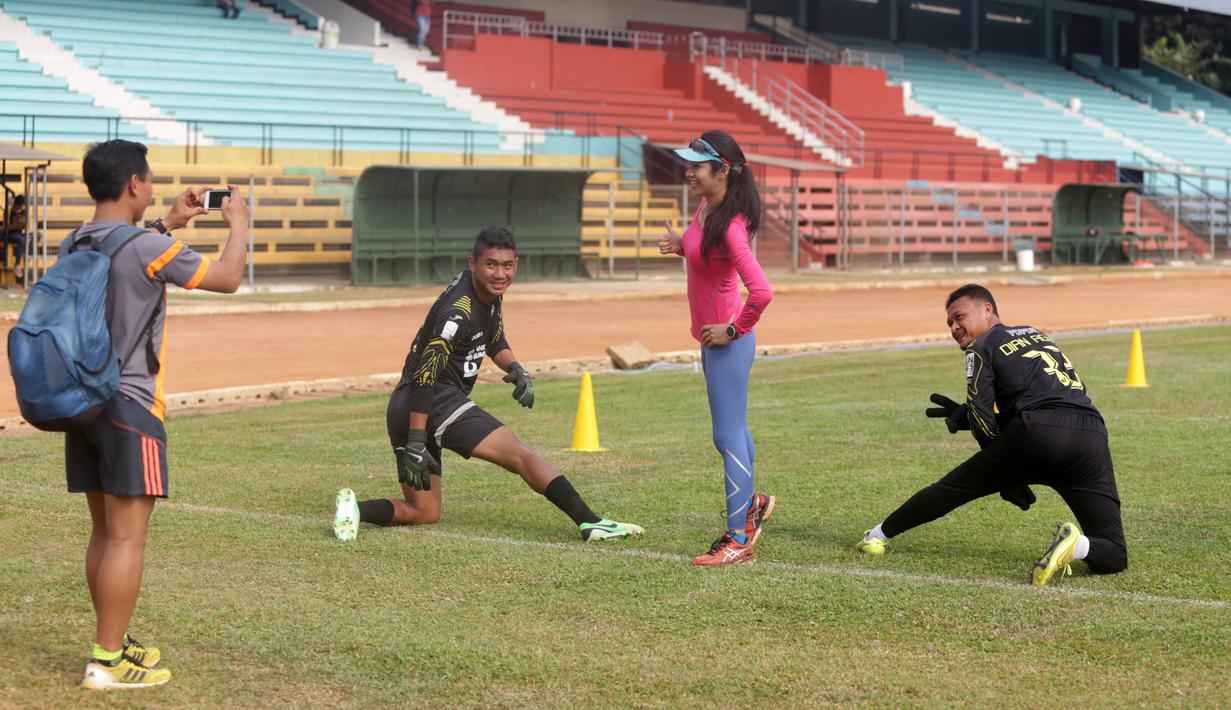 Seorang presenter televisi swasta berfoto dengan dua kiper Sriwijaya FC di Stadion Soemantri Brojonegoro, Jakarta, Jumat (16/10/2015) pagi WIB. (Bola.com/Nicklas Hanoatubun)