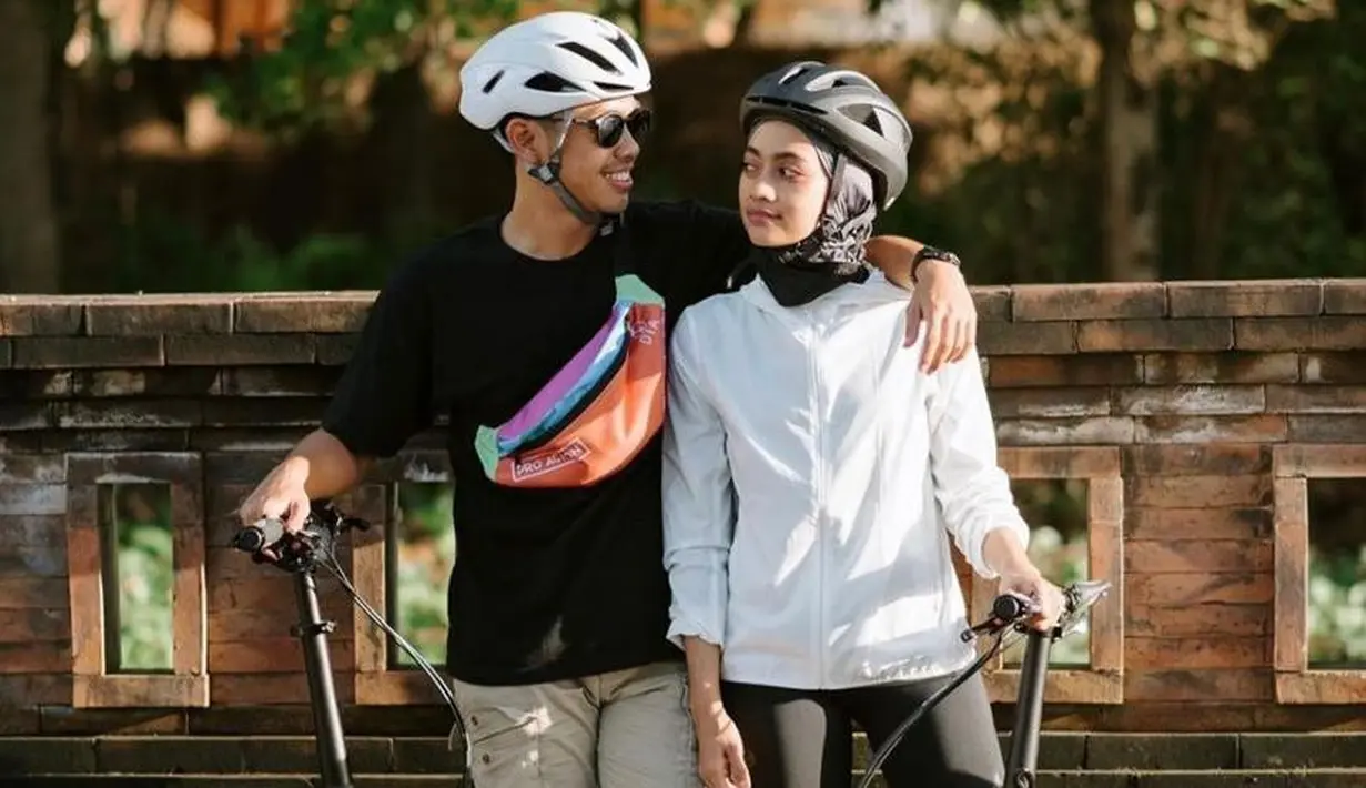 Kemudian Ayudiac memilih bicycle jacket warna putih yang dipadukan celana legging panjang. [Foto: IG/ayudiac].