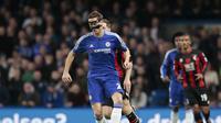 Nemanja Matic menggiring bola melewati adangan pemain Bournemouth di Stamford Bridge, Minggu (6/12/2015) dini hari WIB. (Reuters/Carl Recine)