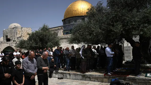 Suasana Sholat Jumat Pasca Serangan Militer Israel ke Masjid Al Aqsa