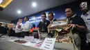 Uang palsu yang sempat dibakar oleh pelaku diperlihatkan saat gelar rilis sindikat pengedar uang palsu di Pulau Jawa oleh Direktorat Tindak Pidana Ekonomi Khusus Bareskrim Polri di Jakarta, Rabu (18/10). (Liputan6.com/Faizal Fanani)