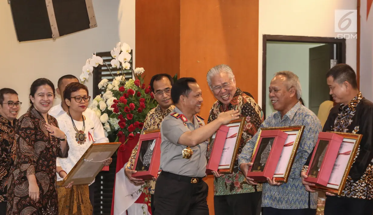 Suasana pemberian penghargaan Prestasi Penyelenggaraan Lebaran 2017 kepada Kapolri Jendral Tito Karnavian di Jakarta, Selasa (1/8). UKP-PIP memberi penghargaan kepada 15 instansi pemerintah. (Liputan6.com/Faizal Fanani)
