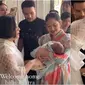 Momen Jessica Mila disambut keluarga besar pakai adat Batak saat pulang dari rumah sakit. (sumber: Instagram/ramaphoto07)
