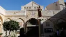 Para peziarah Kristen mengunjungi Church of the Nativity atau Gereja Kelahiran di Kota Betlehem, Tepi Barat, Palestina, Senin (23/12/2019). Gua yang berada di bawah gereja tersebut diyakini sebagai tempat di mana Yesus dilahirkan. (AHMAD GHARABLI/AFP)
