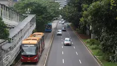 Suasana arus lalu lintas di Jalan Sudirman, Jakarta,Senin (11/7). Banyaknya pemudik yang belum kembali ke Ibu Kota menyebabkan arus lalu lintas di jalan protokol relatif lebih lengang dibanding hari biasa. (Liputan6.com/Immanuel Antonius)