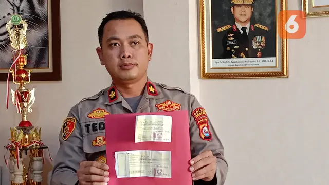 Kompol Tedy Heru Murtian, Kapolsek Serang, Menunjukkan Barang Bukti Kwitansi Pembayaran. (Selasa, 01/08/2023). (Yandhi Deslatama/Liputan6.com).