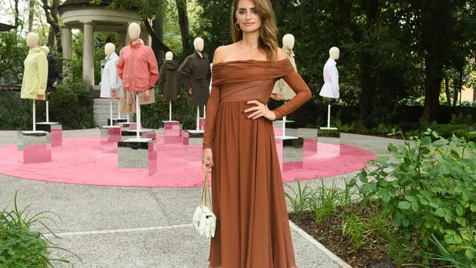 Penelope Cruz Jadi Brand Ambassador Pertama Geox, Gayanya Terlihat Mahal dengan Outfit Musim Dingin