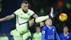 Penyerang Leicester City, Jamie Vardy melakukan sundulan saat dihalau pemain Manchester City, Nicolas Otamendi pada lanjutan liga Premier Ingggris di Stadion King Power, Inggris, Rabu (30/12/2015) dini hari WIB. (Reuters/Darren Staples)