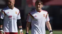 Iker Casillas di sesi latihan timnas Spanyol (MANDEL NGAN / AFP)
