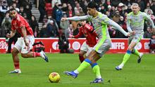 Manchester City berhasil meraih kemenangan 2-1 atas Nottingam Forest pada laga pekan ke-18 Premier League di The City Ground, Nottingham, Sabtu (27/12/2025) malam WIB. Satu dari dua gol Man City disarangkan Tijjani Reijnders. (AFP/Ben STANSALL)