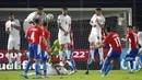 Pemain Paraguay Matias Rojas (17) melakukan tendangan bebas saat melawan Uruguay pada pertandingan sepak bola kualifikasi Piala Dunia 2022 di Stadion General Pablo Rojas, Asuncion, Paraguay, 27 Januari 2022. Uruguay menang 1-0. (AP Photo/Jorge Saenz)