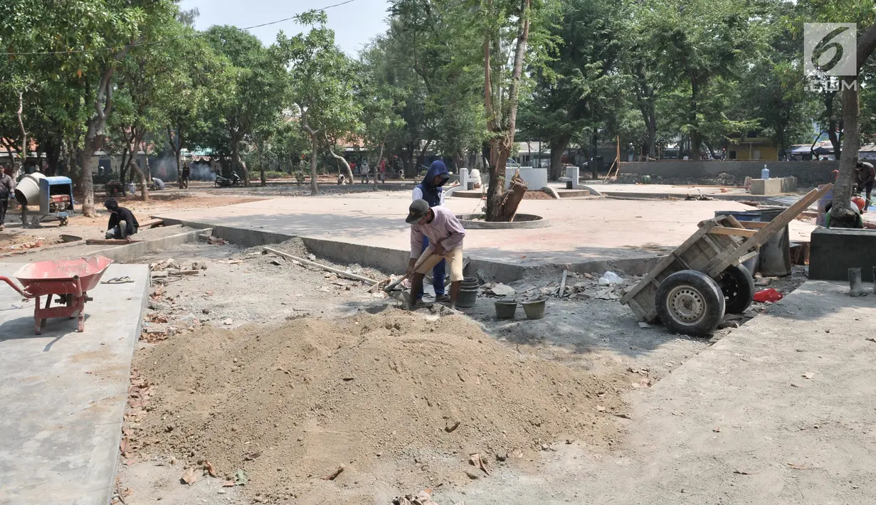 Pekerja menyelesaikan pembangunan Taman Maju Bersama di Taman Gorontalo, Tanjung Priok, Jakarta, Senin (19/8/2019). Gubernur DKI Jakarta Anies Baswedan menargetkan pembangunan 53 Taman Maju Bersama yang tersebar di Jakarta rampung pada Desember 2019. (merdeka.com/Iqbal Nugroho)