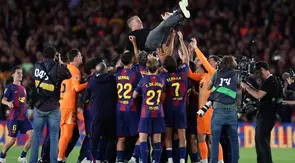 Para pemain Barcelona merayakan kemenangan bersama pelatih asal Jerman Barcelona, Hans-Dieter Flick, setelah memenangkan pertandingan liga Spanyol antara FC Barcelona dan Real Madrid CF di Stadion Camp Nou, Barcelona, pada 10 Mei 2026. Barcelona menang 2-0. (Josep LAGO / AFP)