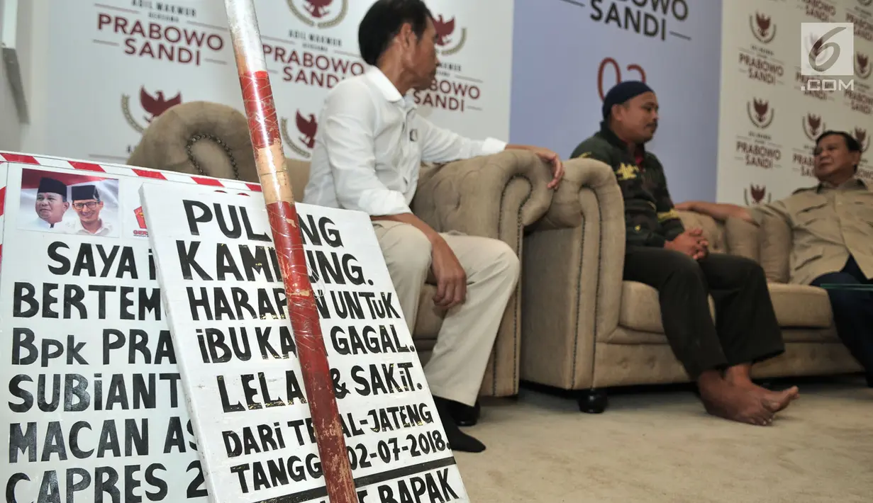 Calon Presiden nomor urut 02 Prabowo Subianto berbincang dengan Rahman relawan yang berjalan kaki dari Tegal di Kantor BPN Prabowo-Sandi, Kertanegara, Jakarta (20/12). (Merdeka.com/Iqbal S. Nugroho)