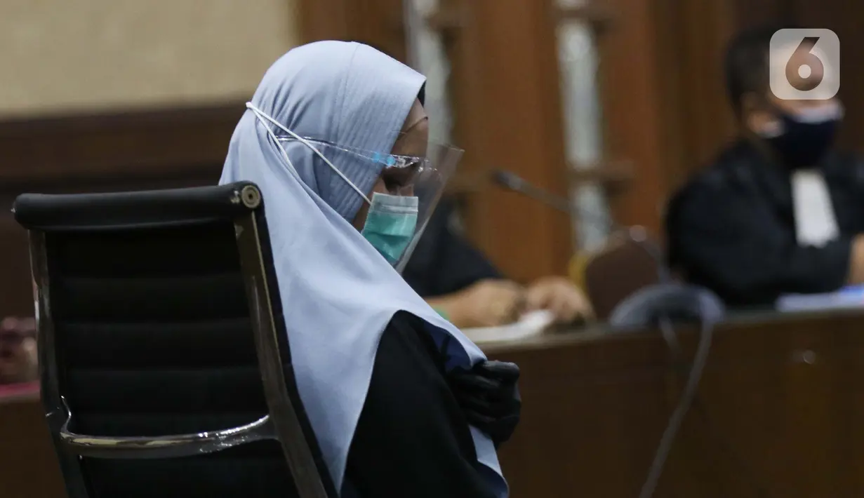 Tersangka dugaan korupsi dan tindak pidana pencucian uang terkait kepengurusan fatwa untuk Djoko Tjandra di Mahkamah Agung, Pinangki Sirna Malasari saat menjalani sidang di Pengadilan Tipikor Jakarta, Rabu (30/9/2020). Sidang beragenda pembacaan eksepsi. (Liputan6.com/Helmi Fithriansyah)