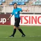 Selain itu, Yoshimi Yamashita juga menjadi wasit perempuan pertama yang memimpin pertandingan J-League dan juga Liga Champions Asia. (AFP/Sai Aung Main)