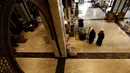 Pengunjung muslim berjalan di lobi hotel Al Meroz, Bangkok, (29/8). Al Meroz dibangun khusus untuk memberikan gaya hidup Islam kepada para tamunya, antara lain dengan makanan halal dan tidak menyediakan minuman beralkohol. (REUTERS/Chaiwat Subprasom)