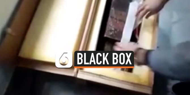 VIDEO: Penampakan Black Box Pesawat Ukraina yang Jatuh