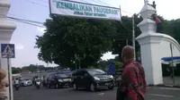 Spanduk menolak Sabda Raja yang sudah terpasang terlihat di pintu masuk Alun-alun Utara Keraton Yogyakarta. (Liputan6.com/Fathi Mahmud)
