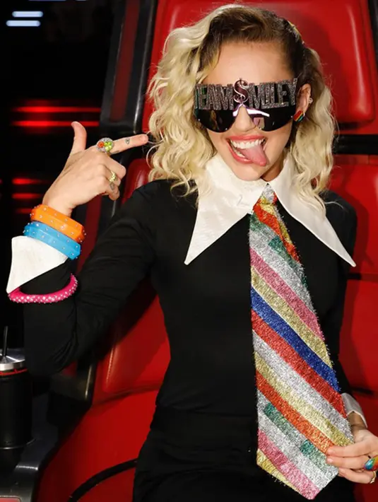 Di akhir videonya, Miley Cyrus mengucapkan rasa terima kasih pada Hillary karena sudah menjadi sosok yang menginspirasi. Selain itu ia juga meminta Donald Trump untuk memperlakukan orang lain dengan cinta. (Instagram/mileycyrus)