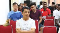 Suasana saat ibadah tim Persipura Jayapura jelang laga Torabika Soccer Championship 2016  melawn Persija Jakarta di Hotel Yasmin, Jayapura, Kamis (28/4/20160. (Bola.com/Nicklas Hanoatubun)