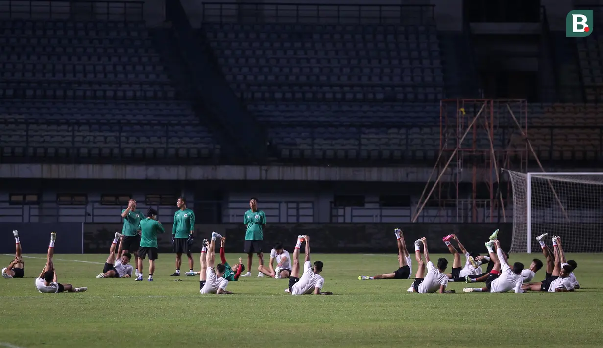 Dalam latihan tersebut, bek sayap milik Ansan Greeners Asnawi Mangkualam melakukan latihan terpisah dengan para pemain lainnya akibat masih dalam tahap penyembuhan usai mengalami cedera. (Bola.com/Bagaskara Lazuardi)
