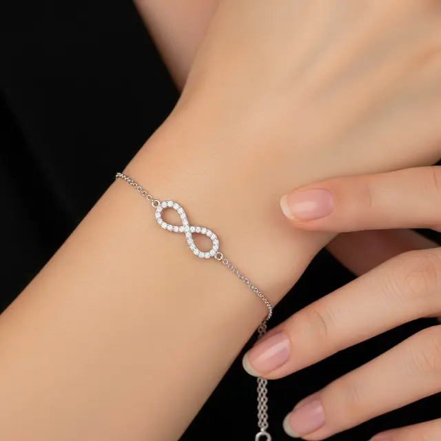 Gelang Emas Putih Kombinasi Batu Zircon Cocok untuk Daily Wear
