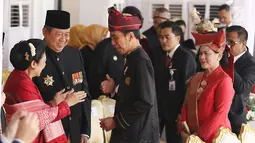 Presiden Joko Widodo (Jokowi) didampingi Ibu Negara, Iriana Joko Widodo menyapa Presiden keenam RI Susilo Bambang Yudhoyono dan Ani Yudhoyono saat menghadiri upacara kemerdekaan di Istana Merdeka, Jakarta, Kamis (17/8). (Liputan6.com/Pool)