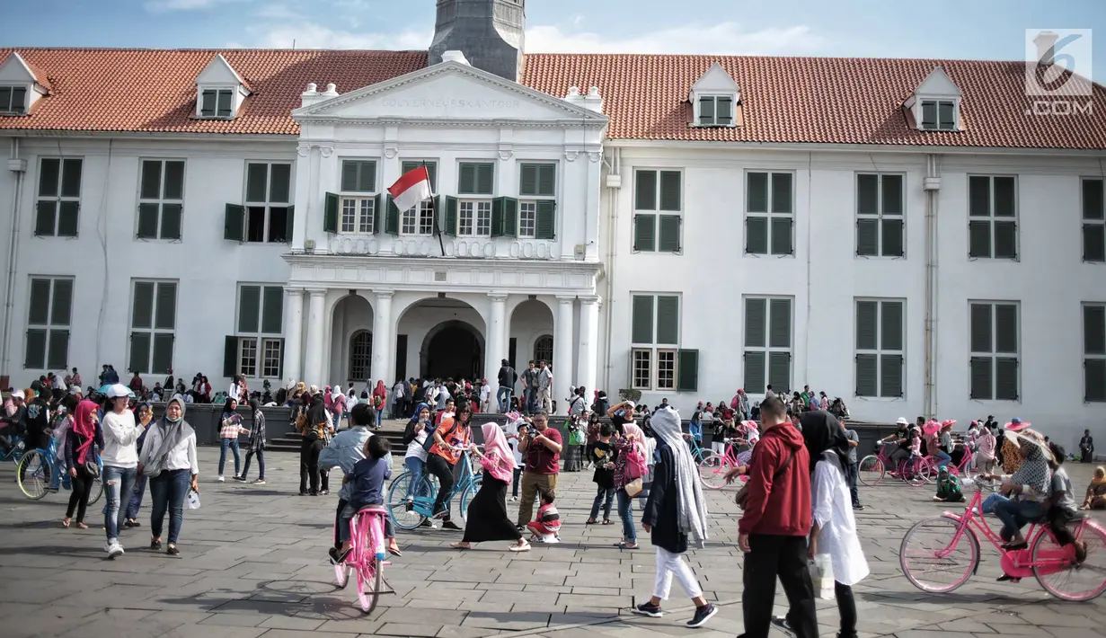 Pengunjung berwisata di depan Museum Sejarah Kota Tua, Jakarta, Kamis (27/12). Kawasan wisata Kota Tua dipadati wisatawan dari dalam kota maupun luar kota Jakarta selama libur sekolah. (Liputan6.com/Faizal Fanani)