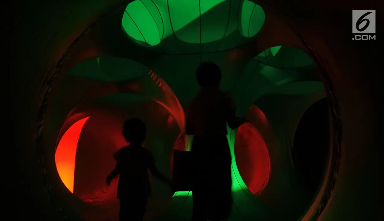 Pengunjung menjelajahi instalasi seni luminarium kelas dunia atau Trilumin di pusat perbelanjaan Jakarta, Jumat (14/9). Trilumin hadir mulai tanggal 11 hingga 30 September 2018. (Merdeka.com/Imam Buhori)