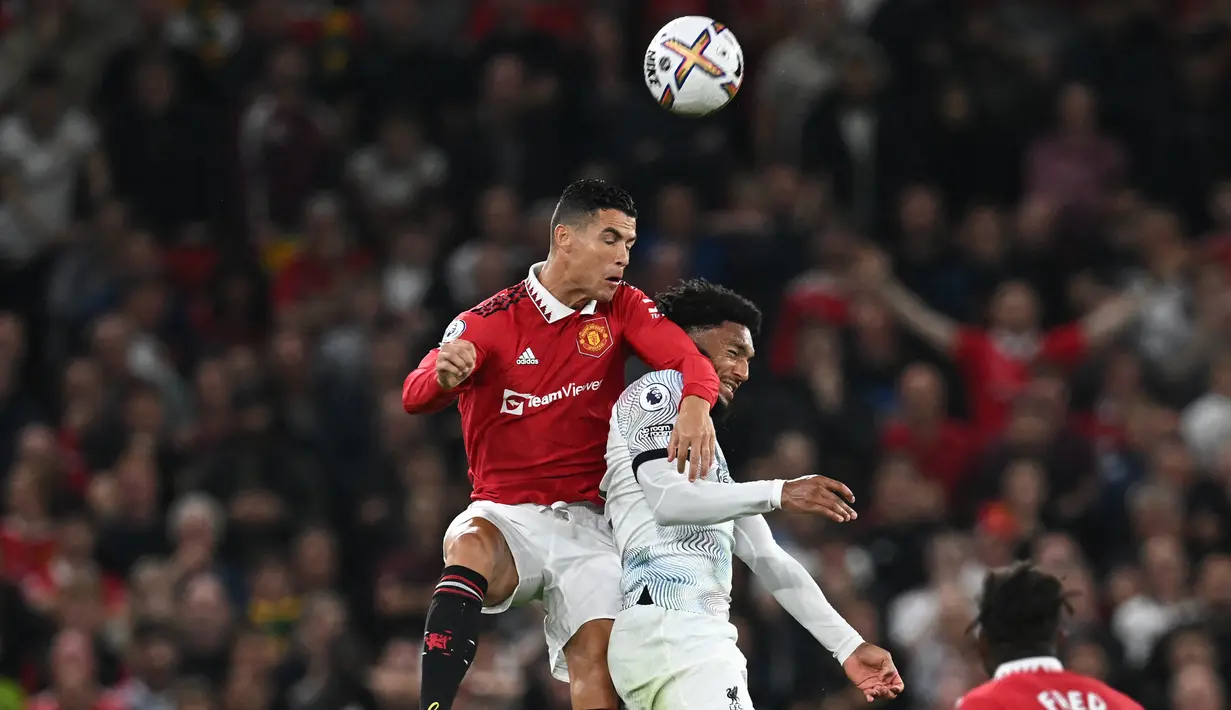 Striker Manchester United Cristiano Ronaldo (kiri) bersaing dengan bek Liverpool Joe Gomez pada laga pekan ketiga Liga Inggris di Stadion Old Trafford, Selasa (23/8/2022) dini hari WIB. Secara luar biasa MU menang perdana di Liga Inggris musim 2022/2023 dengan mengalahkan rival abadi Liverpool 2-1. (Photo by Paul ELLIS / AFP)