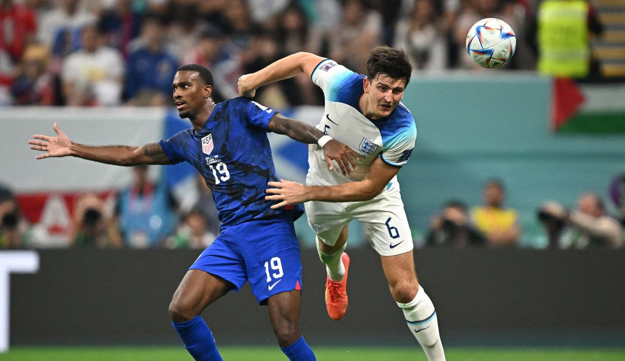 Harry Maguire tampil cemerlang bersama Inggris meski pada musim ini sering dicadangkan oleh Erik Ten Haag saat di Manchester United. Ia tercatat tampil sebanyak 5 laga di Piala Dunia 2022 dengan membuat 430 menit bermain. Sayangnya, Inggris harus tersingkir dari perhelatan akbar empat tahunan itu setelah kalah dari Prancis pada babak perempat final. (AFP/Paul Ellis)