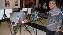Menteri Pendidikan  Muhamad Nuh melihat-lihat galeri foto tentang pendidikan di daerah tertinggal Indonesia, Jakarta, Kamis (18/9/2014) (Liputan6.com/Johan Tallo)