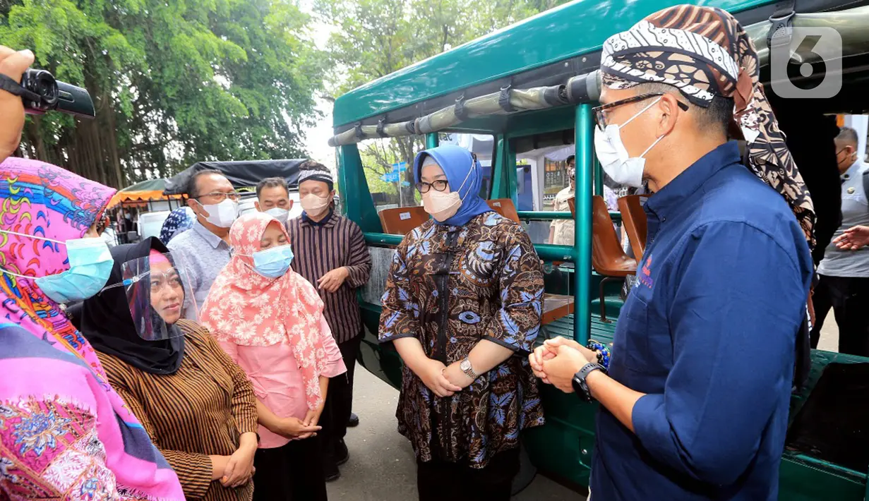 Menteri Parekraf Sandiaga Salahuddin Uno dan Bupati Sragen Kusdinar Untung Yuni Sukowati mendengarkan keluh kesah ibu-ibu pedagang terkait penutupan kawasan wisata di Museum Manusia Purba Sangiran di Sargen, Jawa Tengah, Senin (12/10/2021). (Liputan6.com/HO/Parekraf)