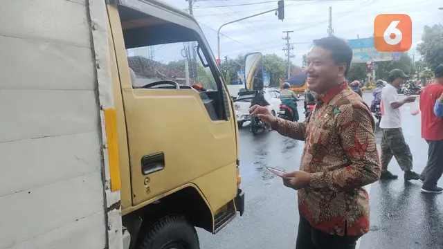 Plt Kepala Dinas Kesehatan Banyuwangi Amir Hidayat Ikut kampanyekan bahaya HIV/AIDS pada peringatan hari HIV/AIDS (Hermawan Arifianto/Liputan6.com)
