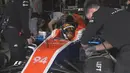 Pebalap Manor Racing, Pascal Wehrlein saat berada di pit stop saat mengikuti kualifikasi GP Australia di Sirkuit Albert Park, Melbourne, Sabtu (19/3/2016). Pascal menorehkan catatan waktu 1 menit 29,642 detik. (Twitter/@F1)