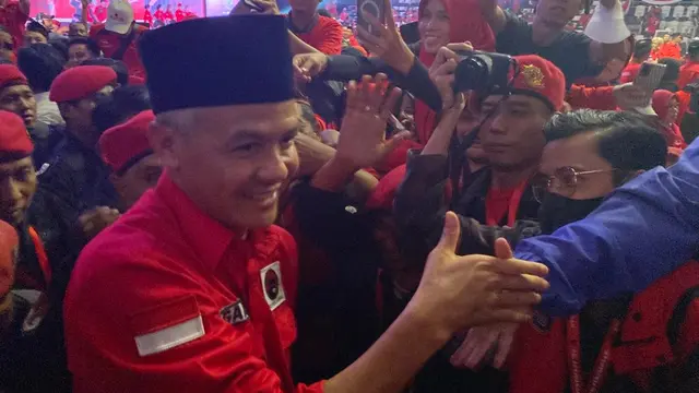 Bakal calon presiden dari PDI Perjuangan Ganjar Pranowo hadiri Konsolidasi Akbar Pemenangan Pemilu Legislatif dan Pemilu Presiden 2024 yang digelar DPD PDIP DKI Jakarta di Hall Basket Senayan, Jakarta, Minggu (4/6/2023). (Ady Anugrahadi/Liputan6.com)