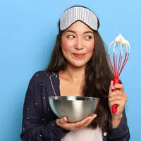 ilustrasi cara menghilangkan noda bekas adonan kue/WAYHOME studio/shutterstock