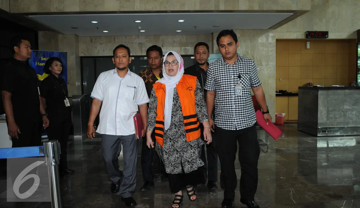Mantan Menteri Kesehatan, Siti Fadilah Supari usai diperiksa di Gedung KPK, Jakarta, Rabu (16/11). Siti dimintai keterangan karena diduga menerima gratifikasi berupa Mandiri Traveller's Cheque (MTC) senilai Rp1,275 miliar. (Liputan6.com/Helmi Afandi)