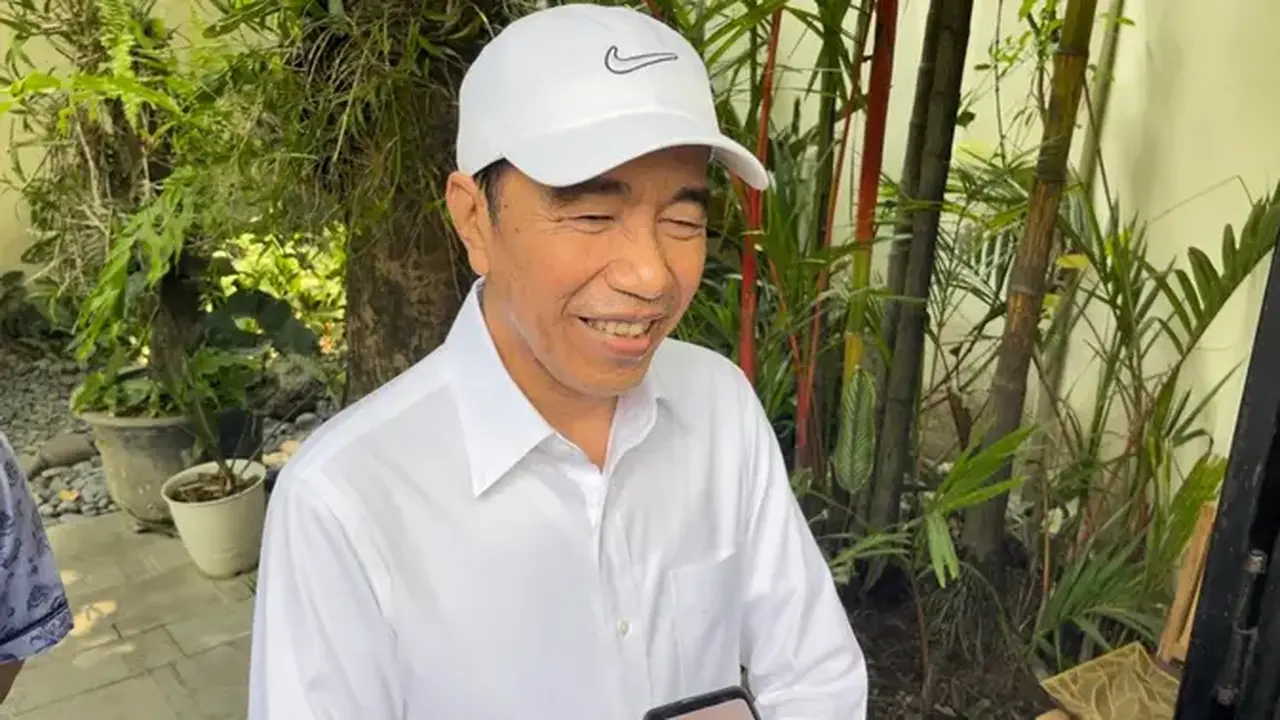 Jokowi respons pergantikan kapolri di kediamannya, Solo, Kamis (1/10). (merdeka.com/arie sunaryo).