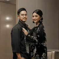 Tak hanya di kesempatan formal, keduanya tampil mesra di sebuah gelaran fashion show beberapa waktu lalu. Berpose mesra, keduanya kompak mengenakan outfit dari Biyan. Erina Gudono tampil sangat cantik mengenakan outer megah bermotif floral bernuansa hitam. Foto: Instagram.