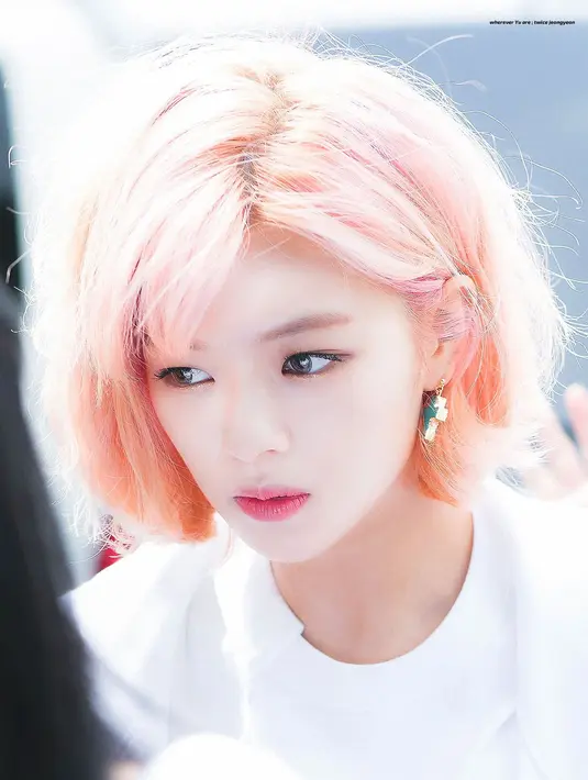 Jeongyeon TWICE terlihat memukau dengan rambutnya yang berwarna peach. Ia seperti karakter di film animasi. (Foto: koreaboo.com)