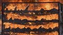 Cula badak sitaan dibakar pada tungku untuk menandai Hari Badak Sedunia dekat Taman Nasional Kaziranga, Bokakhat, India, 22 September 2021. Sebanyak 2.479 cula badak dibakar dalam kegiatan tersebut. (Biju BORO/AFP)