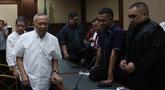 Vice President Supply dan Distribusi Kantor Pusat PT Pertamina periode 2011-2015, Alfian Nasution (kiri), bersama Direktur Pemasaran dan Niaga PT Pertamina tahun 2014, Hanung Budya Yuktyanta usai mengikuti sidang pembacaan putusan di Pengadilan Tindak Pidana Korupsi (Tipikor) Jakarta, Selasa (12/5/2026). Majelis Hakim Pengadilan Tindak Pidana Korupsi (Tipikor) pada Pengadilan Negeri Jakarta Pusat menjatuhkan vonis kepada dua mantan petinggi PT Pertamina, Alfian Nasution dan Hanung Budya Yuktyanta. (Kapanlagi.com/Budy Susanto)