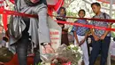 Warga meletakkan bunga di atas makam Presiden ketiga RI BJ Habibie di TMP Kalibata, Jakarta, Kamis (12/9/2019). Tidak hanya dihadiri tokoh penting, ratusan warga juga antusias datang ke TMP Kalibata untuk mengantarkan BJ Habibie ke tempat peristirahatan terakhirnya. (Liputan6.com/Herman Zakharia)
