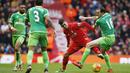 Gelandang Liverpool, Roberto Firmino, berusaha melewati hadangan bek Sunderland, John O'Shea, pada laga Liga Premier Inggris di Stadion Anfield, Sabtu (6/2/2016). Kedua tim bermain imbang 2-2. (Reuters/Phil Noble)