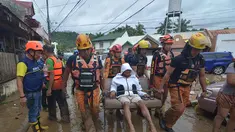 Tim penyelamat mengevakuasi seorang warga dari rumahnya yang terendam banjir menyusul hujan deras yang dibawa oleh Topan Kalmaegi di sebuah permukiman di Kota Cebu, Filipina tengah, pada Selasa 4 November 2025. Topan Kalmaegi menerjang wilayah permukiman warga di Kota Cebu, Filipina tengah pada Selasa 4 November 2025. (Alan TANGCAWAN/AFP)
