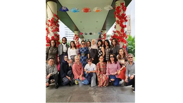 Mayangsari dan para sahabatnya saling melepas rindu. Apalagi ini adalah pertemuan pertama geng Kepompong di awal tahun 2020.