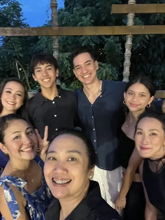 Melengkapi tampilannya dengan aksesori anting-anting mini hoop dan kalung berliontin minimalis. Wajahnya tampak natural no makeup sesuai usianya. [@ranaa27]